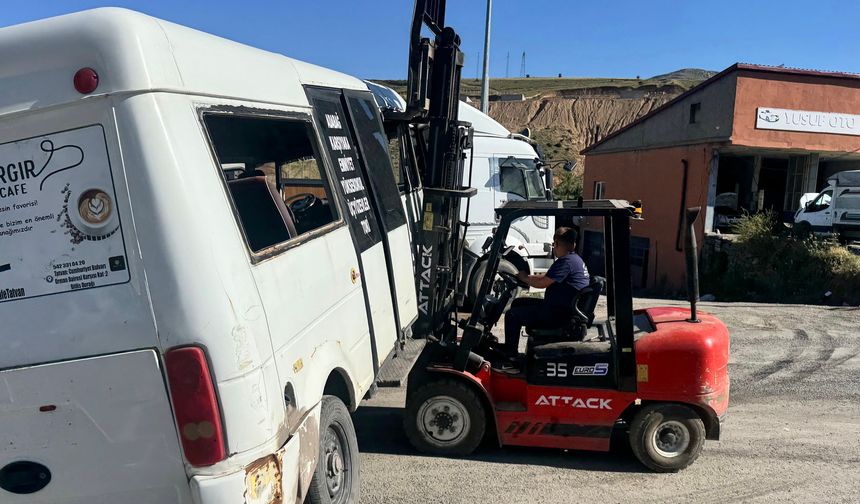 Tatvan'da hurdaya ayrılan minibüs ilginç görüntü oluşturdu