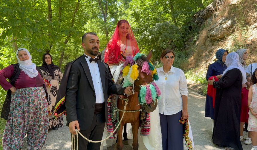 Bitlis'te atlı gelin geleneği renkli görüntülere sahne oldu