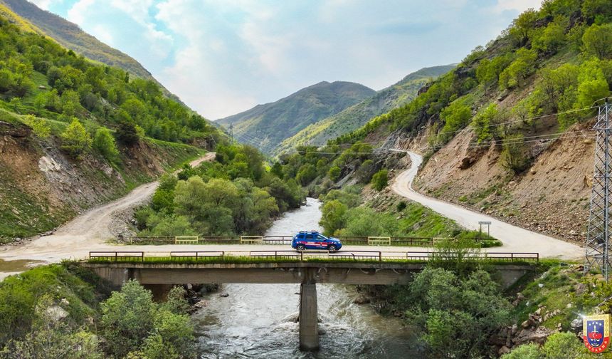 Jandarma, Bitlis'in Gümüşkanat Şelalesi'nde devriye görevini sürdürüyor