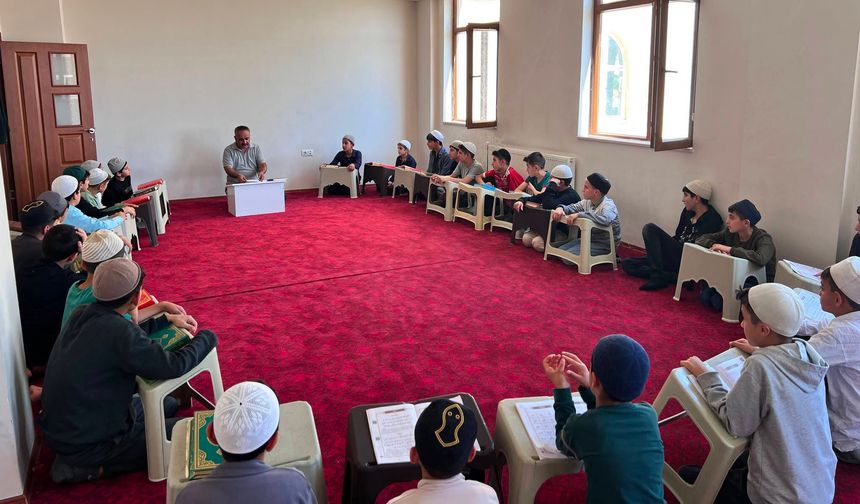 Mutki’de Yaz Kur’an kurslarında gönüllere dokunan seminerler