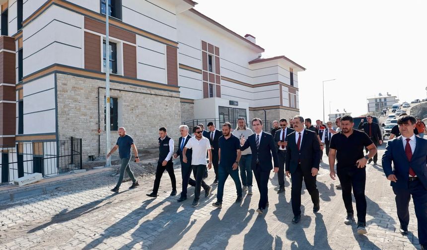 Vali Karakaya, Ahlat'taki Ahıskalı Türkleri TOKİ konutlarını inceledi