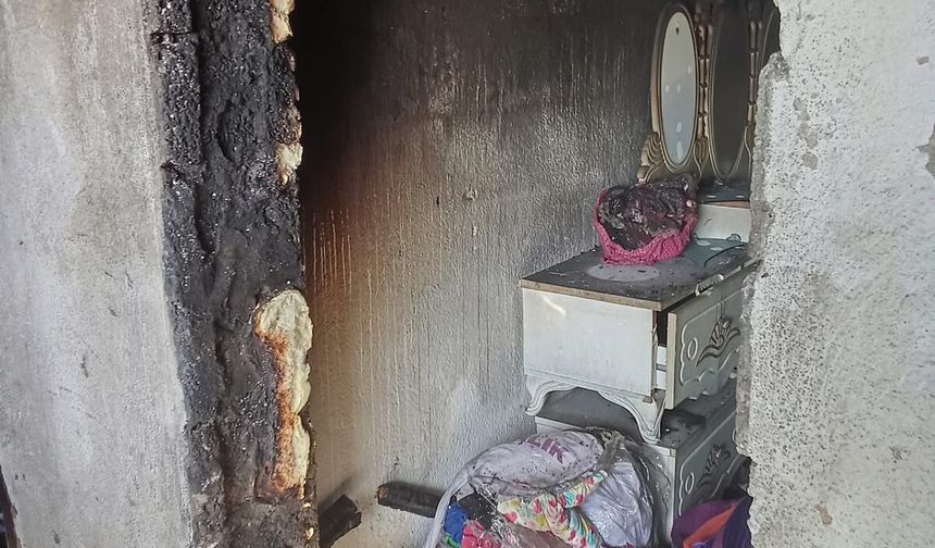 Tatvan'da ev yangını: Tır sürücüsü 22 kişilik aileyi alevlerin arasından kurtardı
