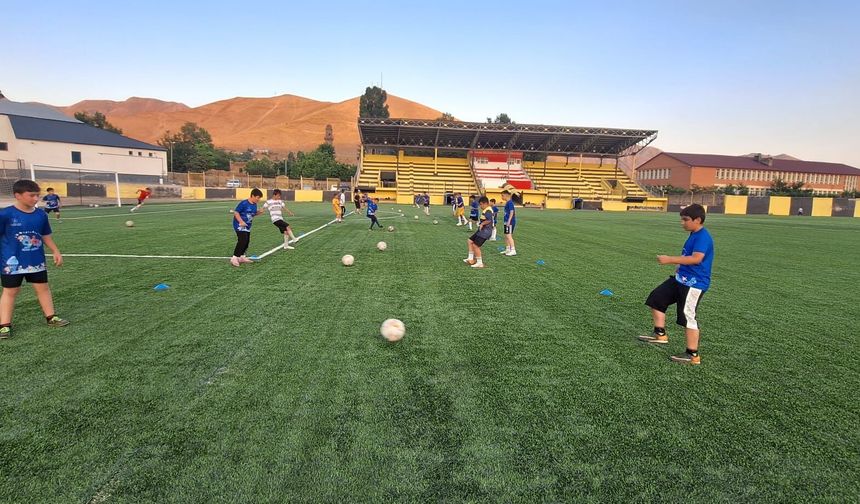 Güroymak'ta yaz spor okullarında futbol coşkusu