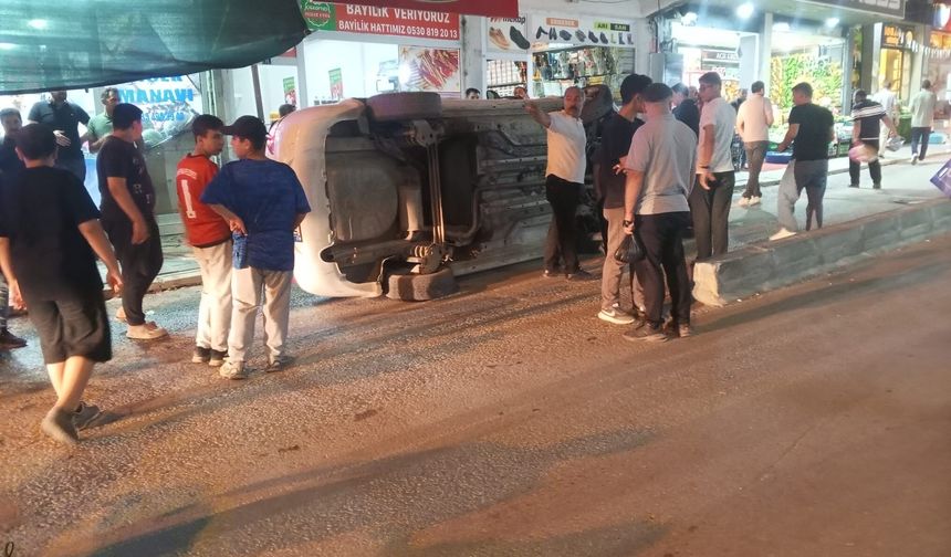 Tatvan'da otomobil orta bariyere çarparak yan yattı