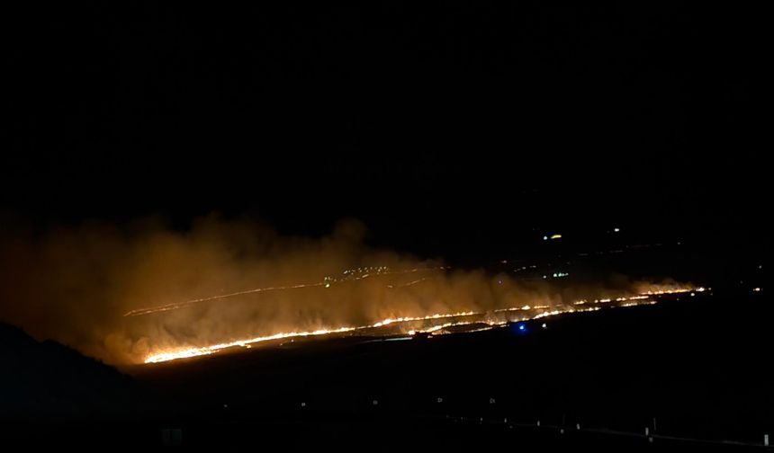 Tatvan'da örtü yangını: İtfaiyenin müdahalesi sürüyor