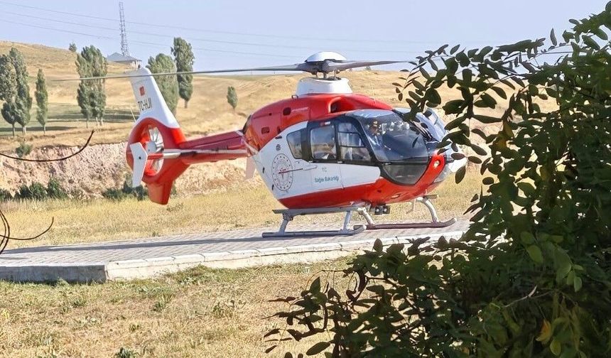 77 yaşındaki hasta helikopter ambulansla Erzurum’a sevk edildi