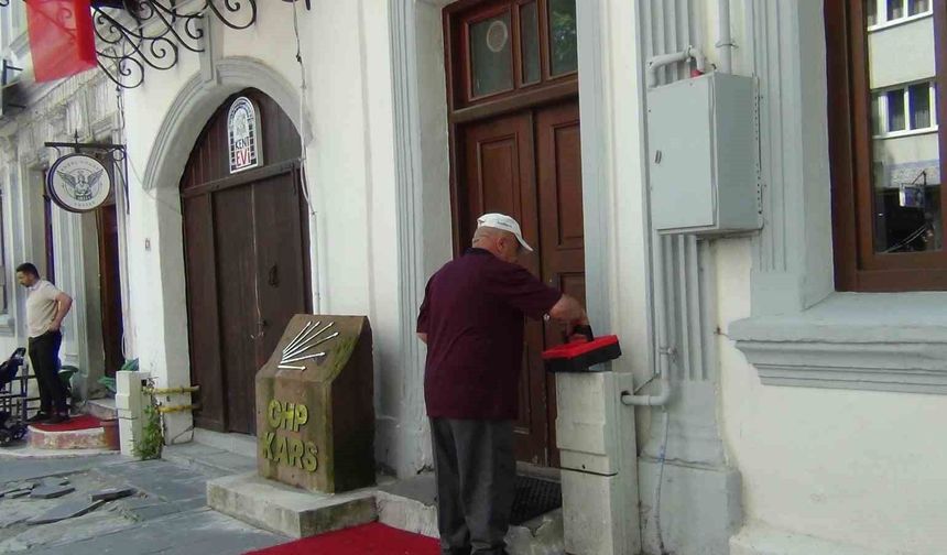 CHP Kars İl Başkanlığı'nda çilingirli devir teslim