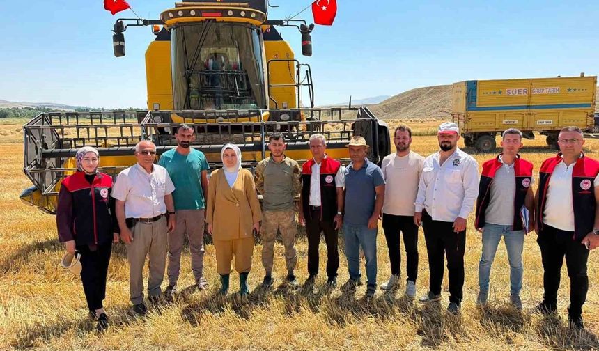 Çizmeli Kaymakam bu kez tarlada çiftçilerle bir araya geldi