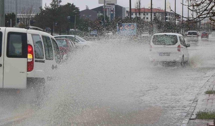 Erzincan-Sivas yolunda heyelan meydana geldi