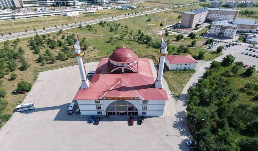 Erzurum'un divit kalem minareli camisi görenleri mest ediyor