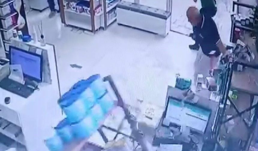Fırtınada camları patlayan eczanedeki panik anları kameraya yansıdı
