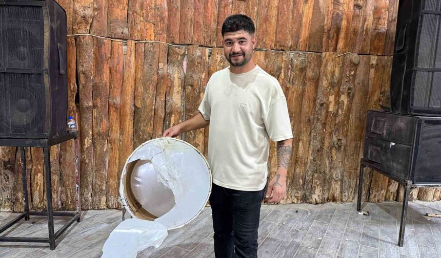 Iğdır'da düğünde şaşırtan bahşiş yöntemi: Davulunu kırıp para topladı