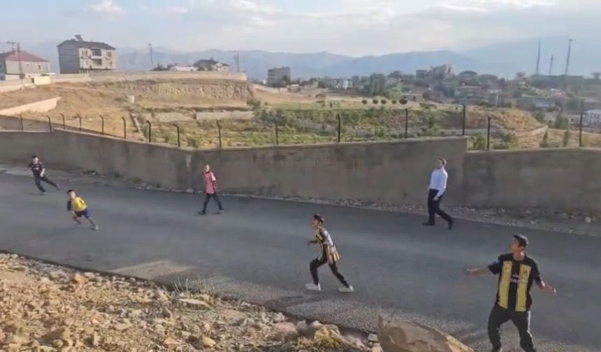 Kaymakam Hülür, sokakta top koşturan çocukların oyununa ortak oldu