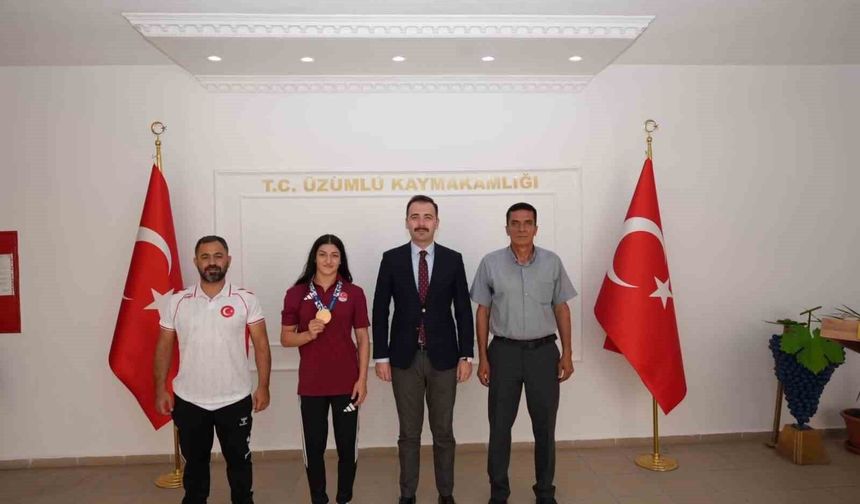 Şampiyon Elvira'ya tebrik