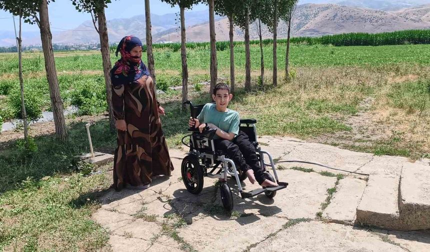 Spina bifida hastası Yusuf’un yüzü akülü sandalye ile güldü
