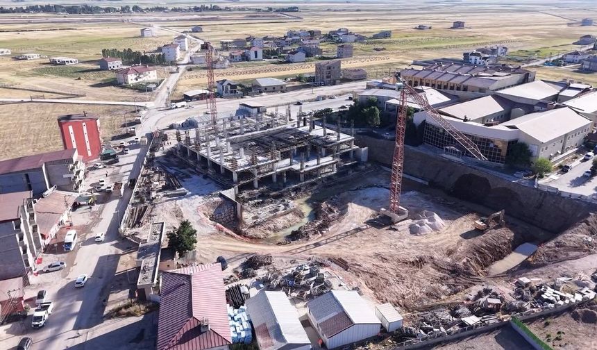 Yüksekova'da 100 yataklı hastane ek binası inşaatı sürüyor