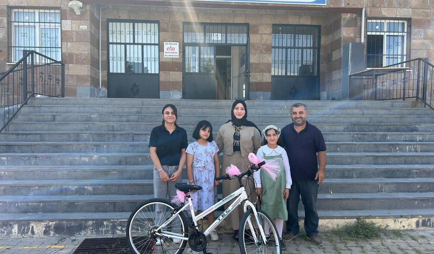 Ahlat'ta LGS birincisi öğrenciye bisiklet hediyesi