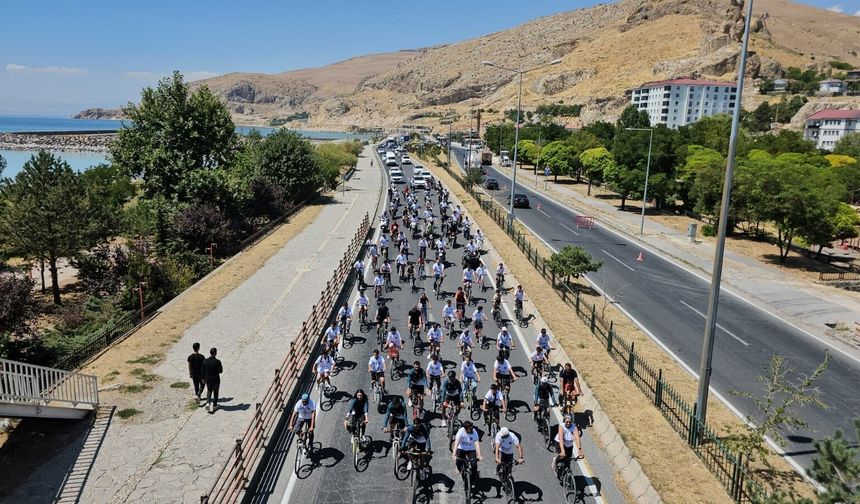 Adilcevaz’da “Buluşuyoruz” coşkusu