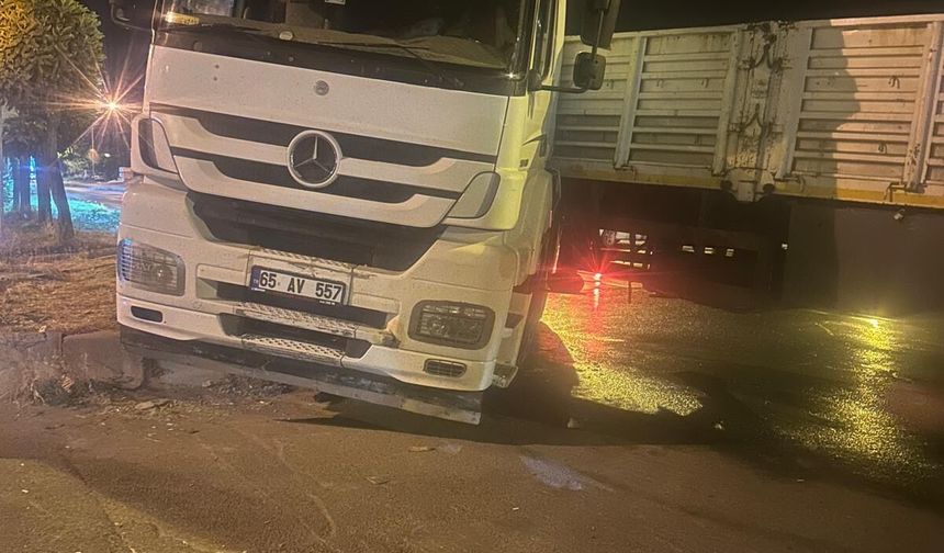 Güroymak’ta tır kazası korkuttu
