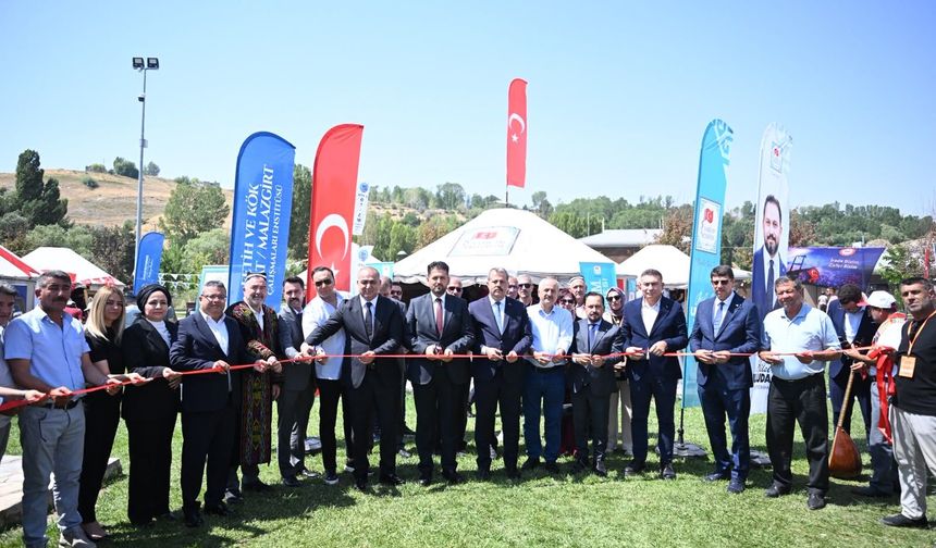 Ahlat’ta Geçmişin İzinden sergisi sanatseverlerle buluştu