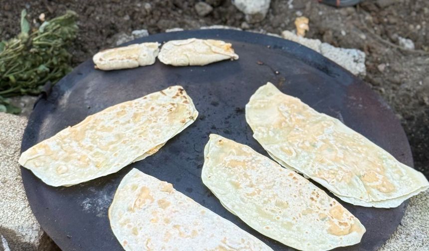 Tatvan'da sacta pişen gözleme eşliğinde köy keyfi
