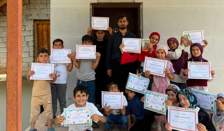 Yaz Kur’an Kursunu başarıyla tamamlayan öğrenciler belgeleriyle ödüllendirildi