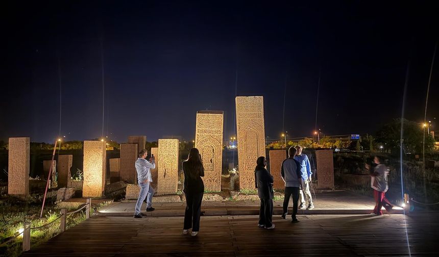 Selçuklu Meydan Mezarlığı'nda gece ziyaretlerine yoğun ilgi