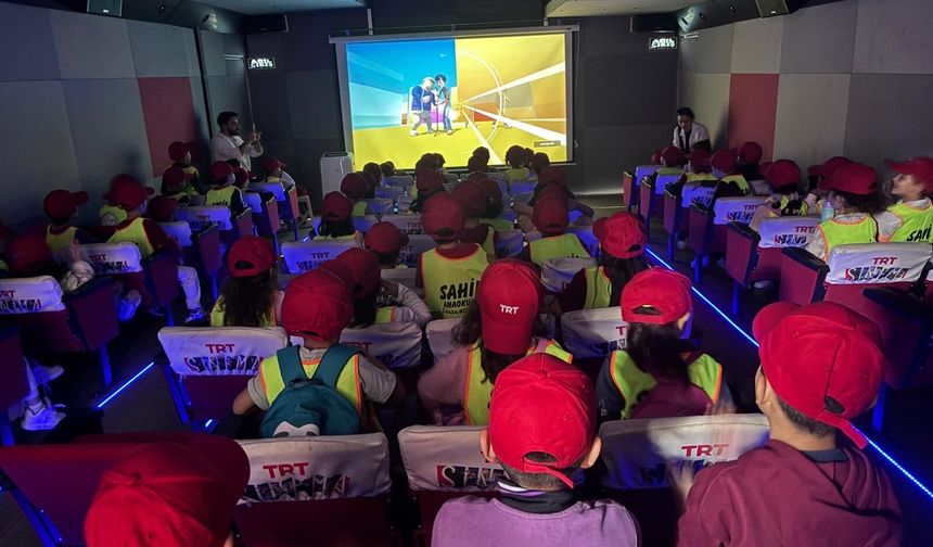 Tatvan’da öğrenciler TRT Sinema tırıyla buluştu