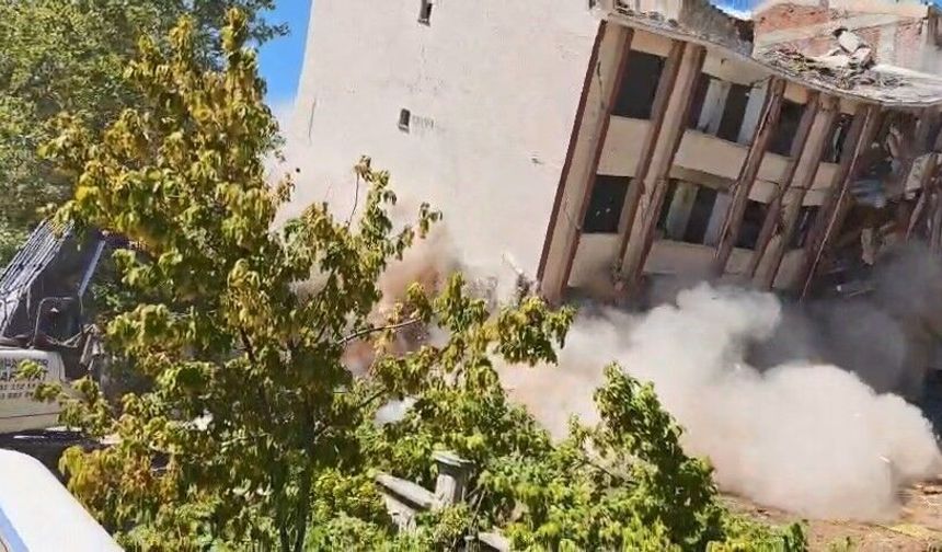 5 katlı iki bina tek dokunuşla yıkıldı
