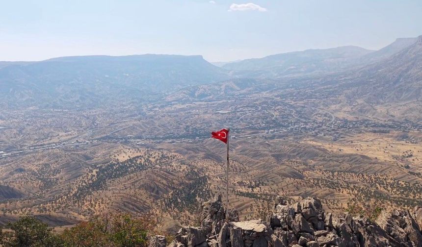 Gazeteci 2 bin rakımdaki Türk bayrağını yeniledi