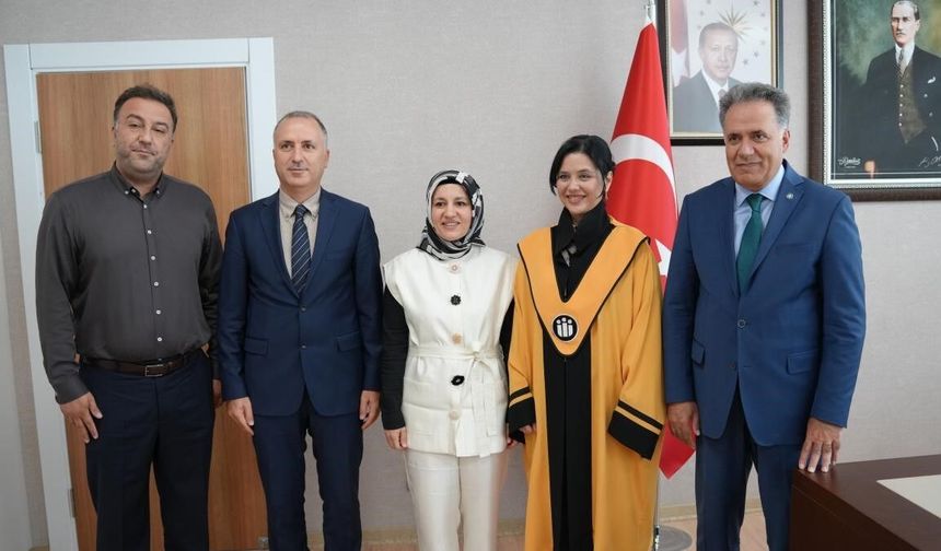 İnönü Üniversitesinde iki akademisyene cübbe giydirildi