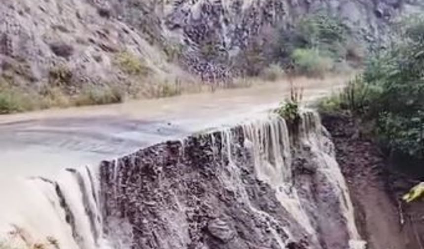 Posof'ta su taşkını, yol çöktü