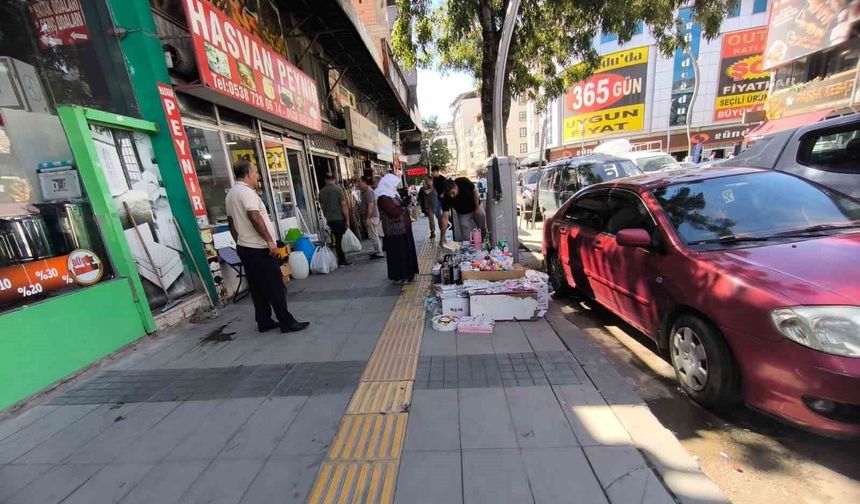 Van'da kaldırımlar işgal altında: Yayalar yola indi, turistler ve esnaf tepkili