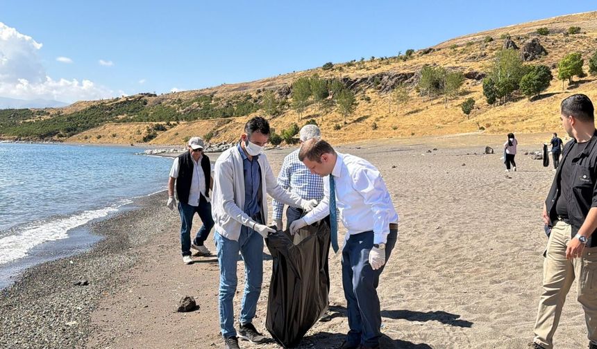 Van Gölü kıyısından 4 ton çöp toplandı