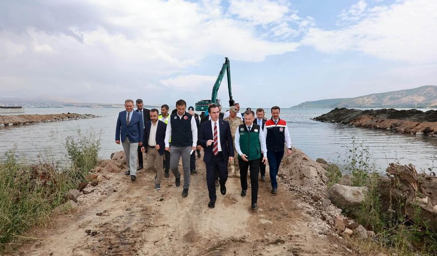 Vali Karakaya, Tatvan’da Van Gölü dip çamuru temizliğini inceledi