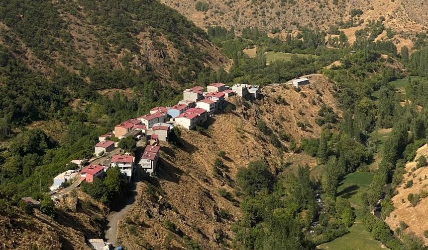 Hizan’da dağın zirvesindeki köy görenleri hayran bırakıyor