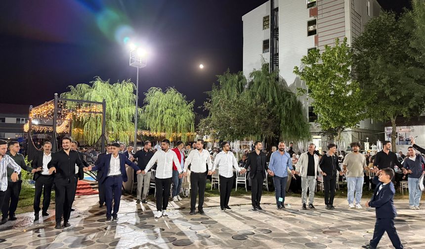 Bitlis’te dolunay eşliğinde halay