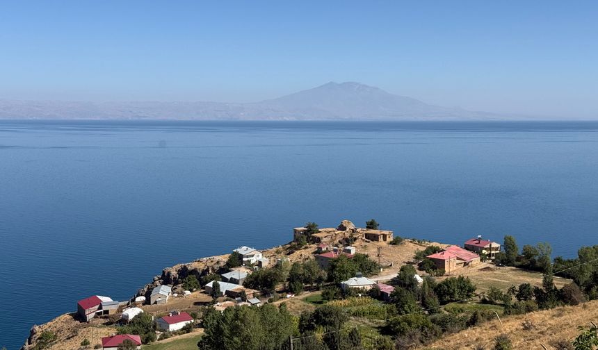Yelkenli Köyü ile Süphan Dağı aynı karede