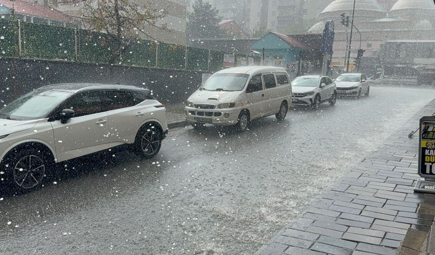 Tatvan’da şiddetli yağış sonrası caddeler göle döndü