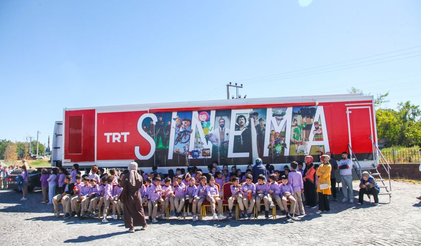 Ahlat’ta çocuklar TRT Sinema Tırı ile beyaz perde heyecanı yaşadı