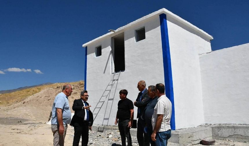 Adilcevaz Kaymakamı Özçelik, köylerdeki içme suyu çalışmalarını inceledi