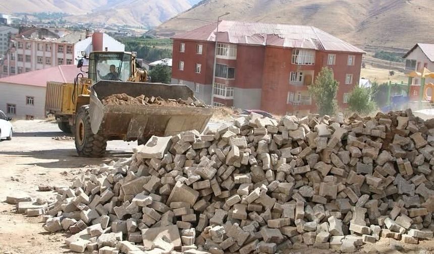 Bitlis Belediyesi’nden Hüsrevpaşa’da yol yenileme çalışması