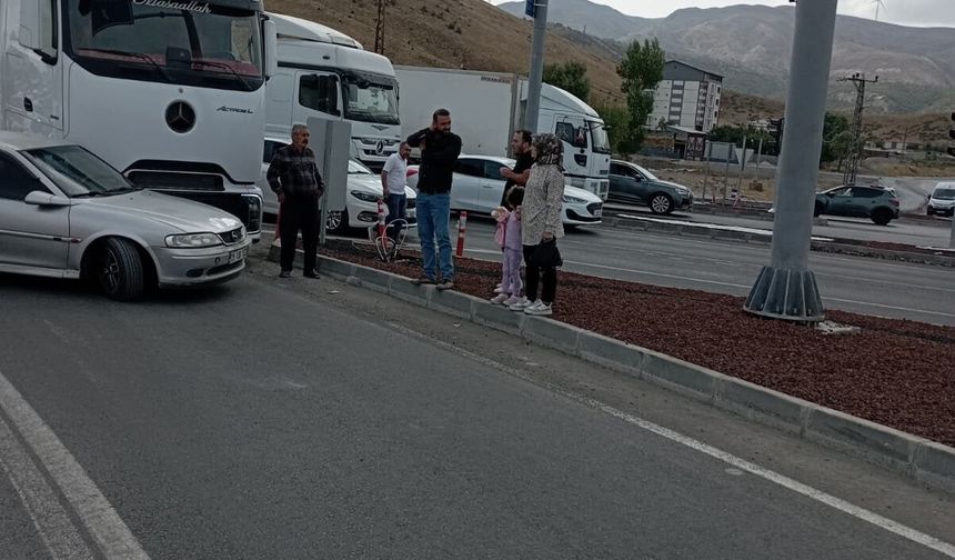 Tatvan’da kamyon ile otomobil çarpıştı