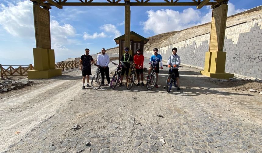 Tatvanlı bisikletçiler Nemrut Kalderası’nda zirveye pedal çevirdi
