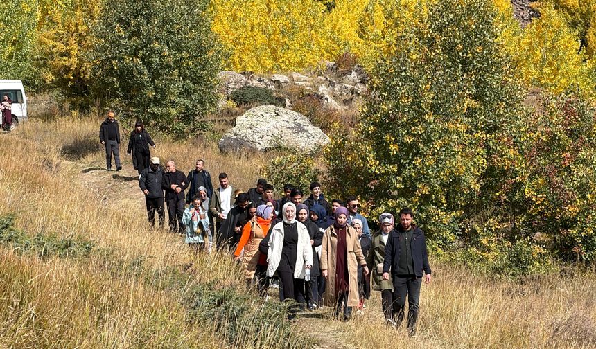 Bitlis Maarif Ailesi, Nemrut Kalderası’nda 8 kilometre yürüdü