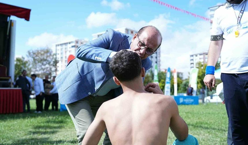 Güreş müsabakasında sakatlandı, ilk müdahaleyi Belediye Başkanı yaptı
