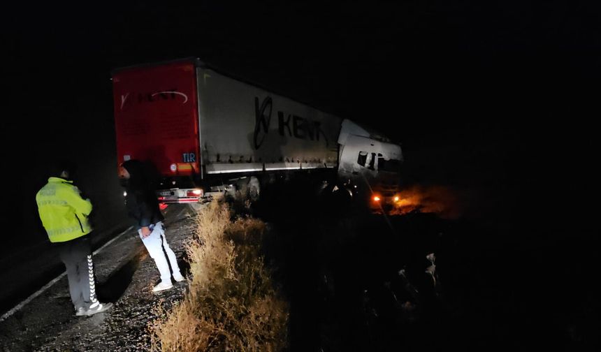 Adilcevaz'da yağış kazaya neden oldu: Tır şarampole uçtu