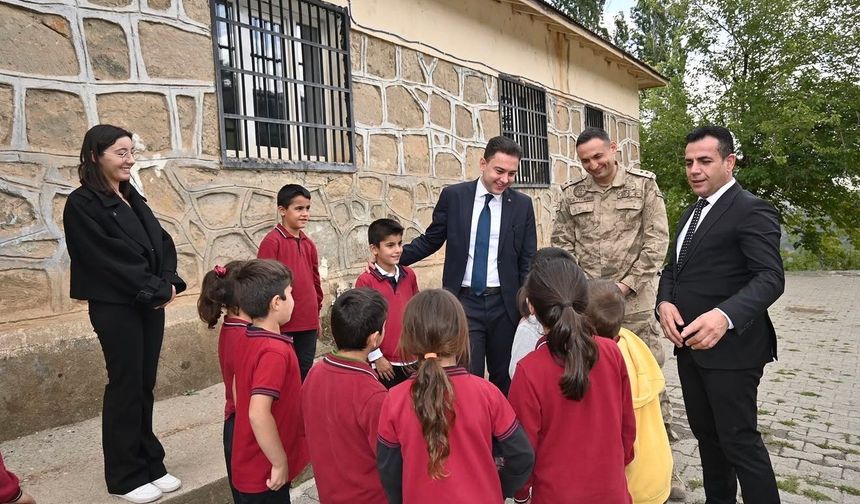 Hizan Kaymakamı Öztürk’ten okullara ziyaret