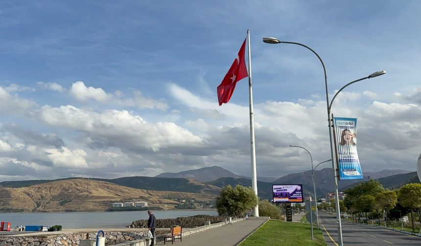 Tatvan sahilindeki dev Türk bayrağı yenilendi