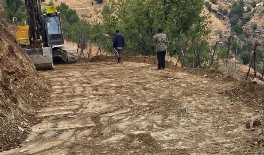 Mutki'de köy yolunda genişletme çalışması tamamlandı